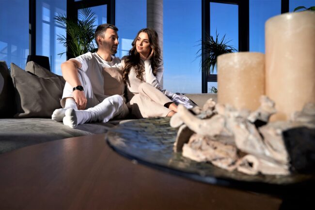 empresa gestora de viviendas turísticas en Valencia - huespedes sentados