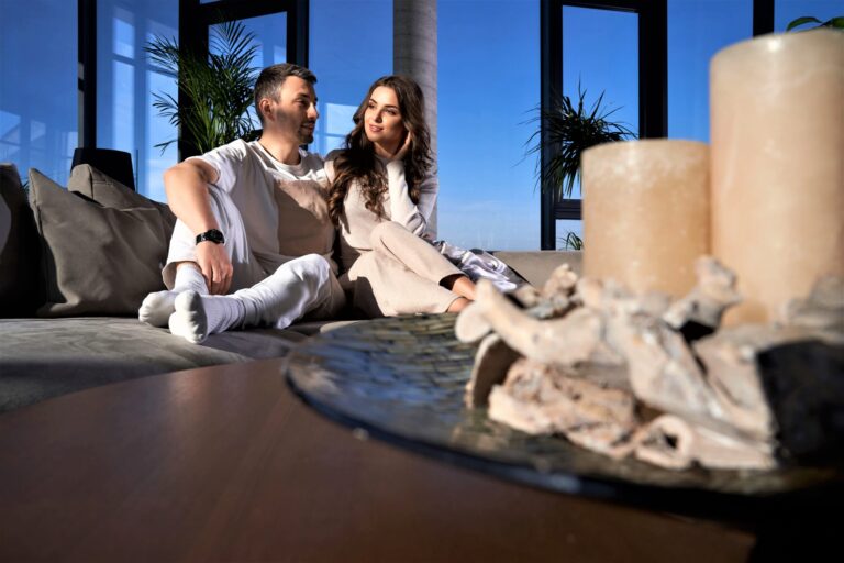 empresa gestora de viviendas turísticas en Valencia - huespedes sentados